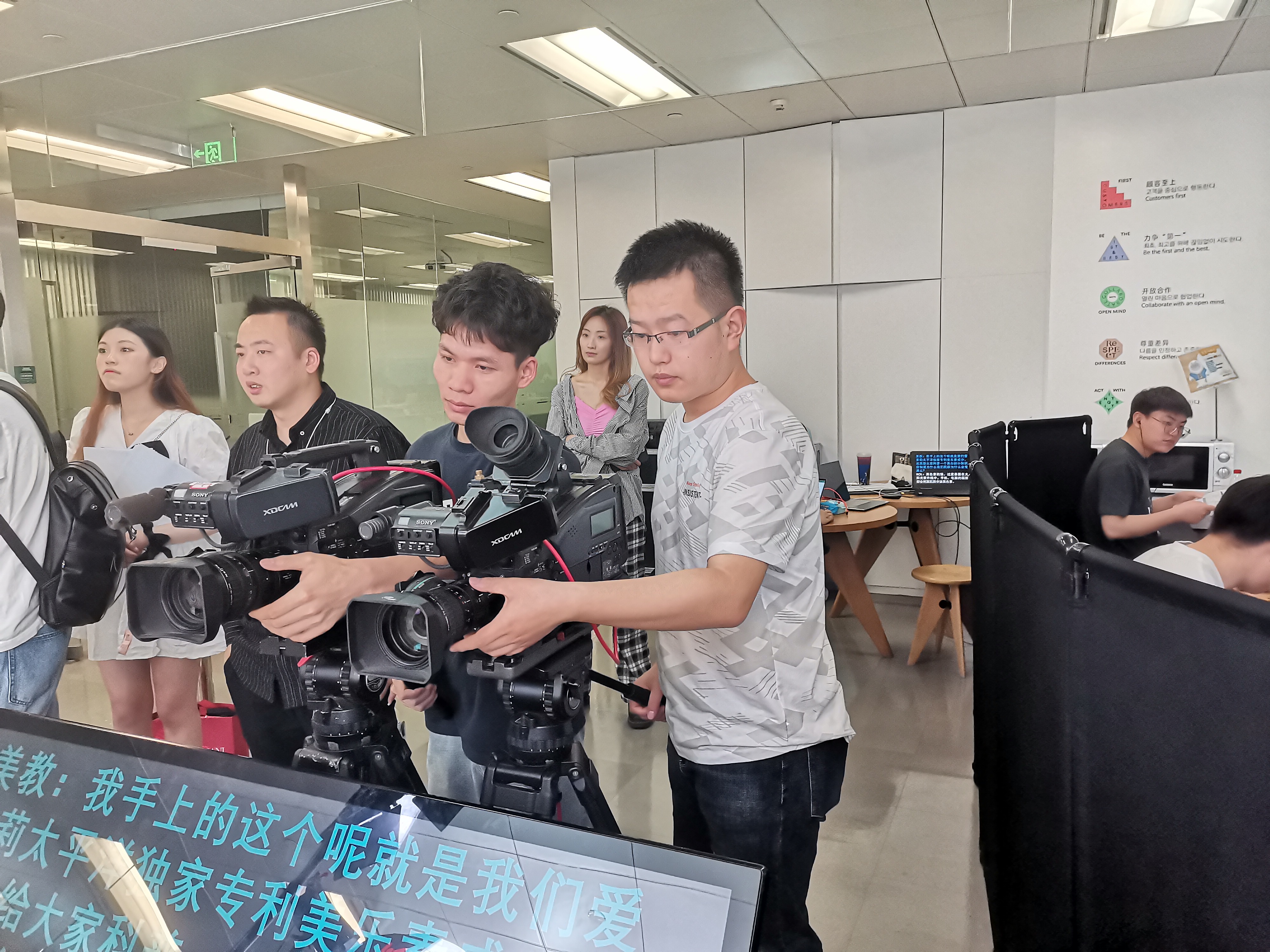 独家直播合作机构轻直播